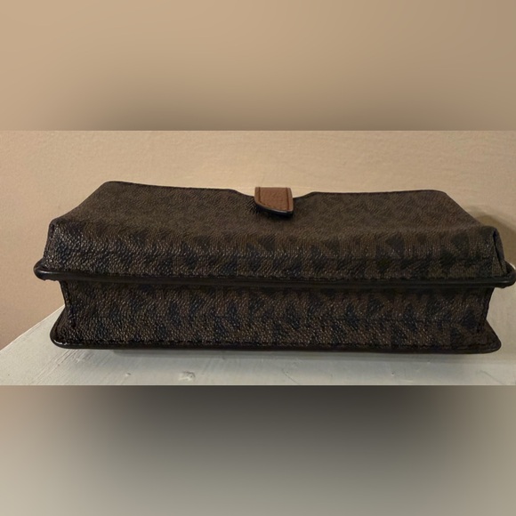 Michael Kors Jet Set Small Studded Smartphone
Crossbody Bag EUC - Picture 12 of 17